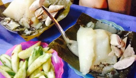 Bánh giò nóng: Thưởng thức bánh giò nóng hổi với giò, chả, dưa chuột muối chua đầy ú ụ, ăn kèm xốt tương ớt cay cay ngọt ngọt trong tiết trời lạnh thế này thì còn gì đã bằng. Ảnh: Foody.