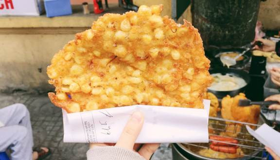 Bánh ngô ăn lạ miệng và rất thơm. Những hạt ngô sau khi tách ra sẽ được xếp với một lớp bột, tiếp đó chiên trên chảo nhiều dầu. Bánh chuối lại đem đến vị ngon ngọt, có thể làm chiều lòng bất cứ thực khách khó tính nào. Cuối cùng, những chiếc bánh khoai thơm bùi là hương vị khiến người ăn phải thương nhớ. Ảnh: Foody.