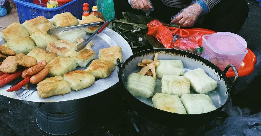 Bánh chưng rán: Chỉ cần dạo một vòng quanh phố Cổ Hà Nội là bạn sẽ nhìn thấy rất nhiều xe đẩy bánh chưng rán dọc các con phố. Ảnh: Internet.
