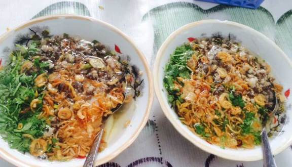 Bánh đúc mới nhìn đã thấy thật ngon mắt, nhưng đến khi thử món ăn này, bạn sẽ thực sự ngạc nhiên bởi sự hòa quyện khéo léo và tinh tế. Miếng bánh rất mềm và dẻo, thịt băm thơm hòa với vị rau mùi làm bánh đúc không hề bị ngấy. Nếu ăn được cay, bạn có thể thêm vài miếng ớt để cảm nhận được trọn vẹn hơn vị mặn, ngọt, thơm, cay. Ảnh: Foody.