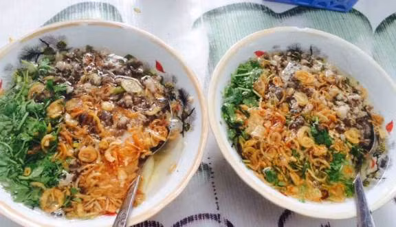 Bánh đúc mới nhìn đã thấy thật ngon mắt, nhưng đến khi thử món ăn này, bạn sẽ thực sự ngạc nhiên bởi sự hòa quyện khéo léo và tinh tế. Miếng bánh rất mềm và dẻo, thịt băm thơm hòa với vị rau mùi làm bánh đúc không hề bị ngấy. Nếu ăn được cay, bạn có thể thêm vài miếng ớt để cảm nhận được trọn vẹn hơn vị mặn, ngọt, thơm, cay. Ảnh: Foody.