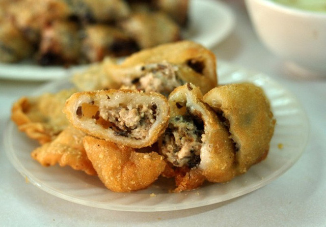 Bánh gối, bánh rán mặn: Hai món bánh nóng hổi này đặc biệt hấp dẫn trong ngày lạnh. Chúng chinh phục thực khách bởi độ béo, bùi của vỏ với phần nhân đủ vị mặn, ngọt. Chấm miếng bánh vào nước chấm chua ngọt rồi ăn, bạn sẽ cảm nhận được vị béo, bùi, thơm của thịt, của tiêu, của miến. Hương vị của nó ấn tượng đến nỗi, chỉ nghĩ đến thôi, hẳn nhiều người đã phải nuốt nước miếng. Ảnh: Internet.