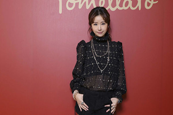 Kiểu áo đen cao cổ khiến cô thêm phần già dặn hơn tuổi. Ảnh: Internet.