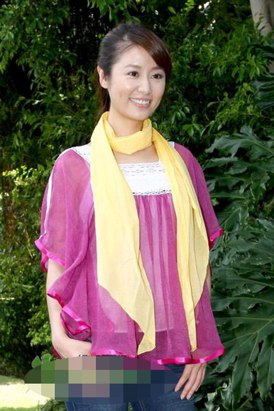 Nữ diễn viên trở nên sến sẩm với áo hồng bèo nhèo và quàng khăn vàng.