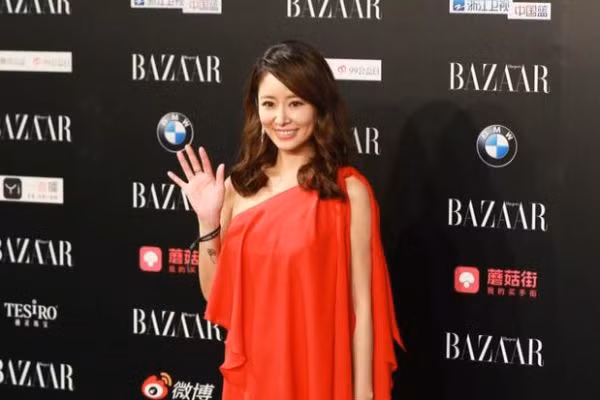 Cô nàng diện váy đỏ lòe xòe làm cô trông béo hơn.