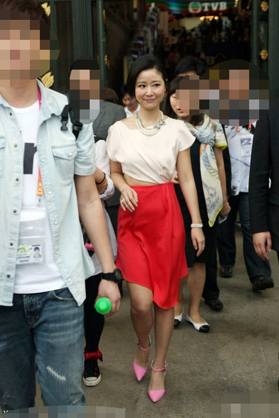 Lâm Tâm Như lòe loẹt khi mặc váy đỏ lại còn mang theo đôi giày hồng.