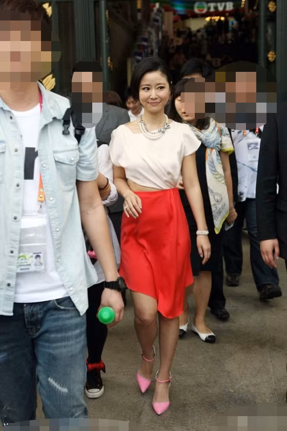 Lâm Tâm Như lòe loẹt khi mặc váy đỏ lại còn mang theo đôi giày hồng.