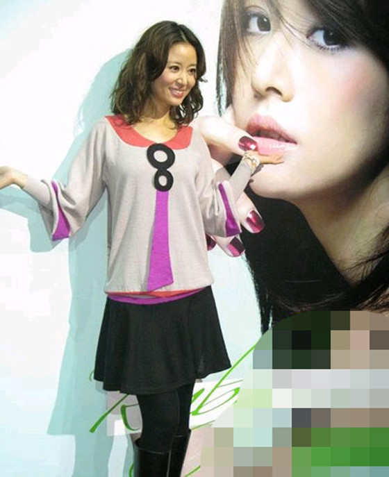 Lâm Tâm Như trở nên quê mùa với chiếc áo nhiều màu sắc, chân váy, tất, boots.