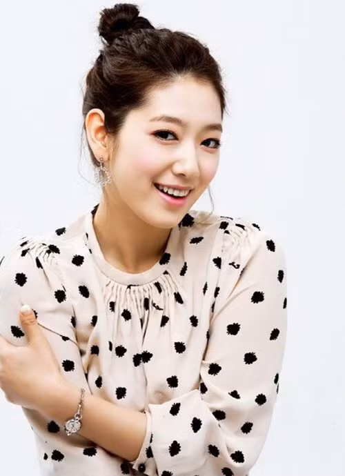 Kiểu tóc búi cao khiến khuôn mặt cô càng quyến rũ.