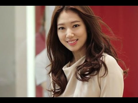 Tóc qua vai uốn xoăn đuôi khiến Park Shin Hye trông xinh xắn, thời thượng.