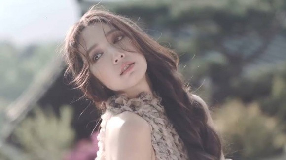 Nữ diễn viên cũng vô cùng cuốn hút cùng kiểu tóc tết. Ảnh: Internet.