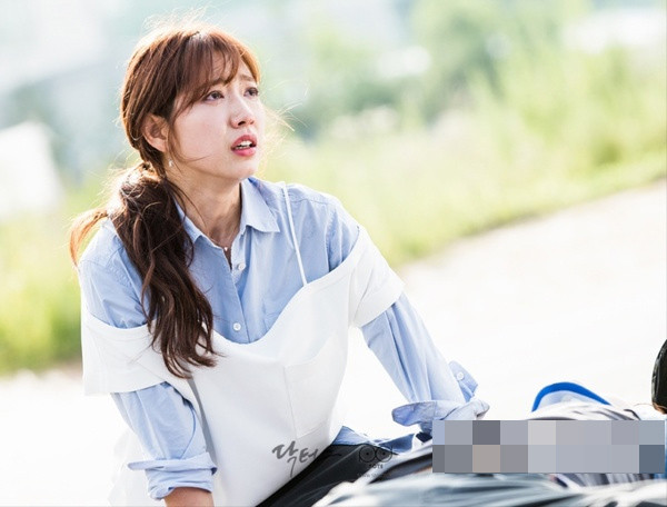 Kiểu tóc buộc lệch thấp giúp cô "ăn gian" tuổi tác.