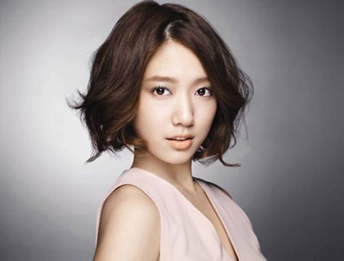 Tóc ngắn uốn xoăn nhẹ giúp Park Shin Hye trông trẻ ra được cả chục tuổi.
