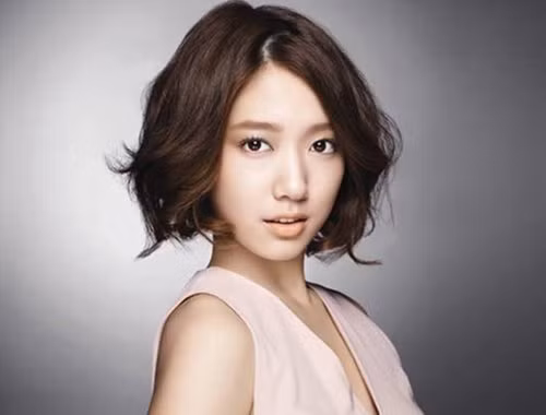 Tóc ngắn uốn xoăn nhẹ giúp Park Shin Hye trông trẻ ra được cả chục tuổi.