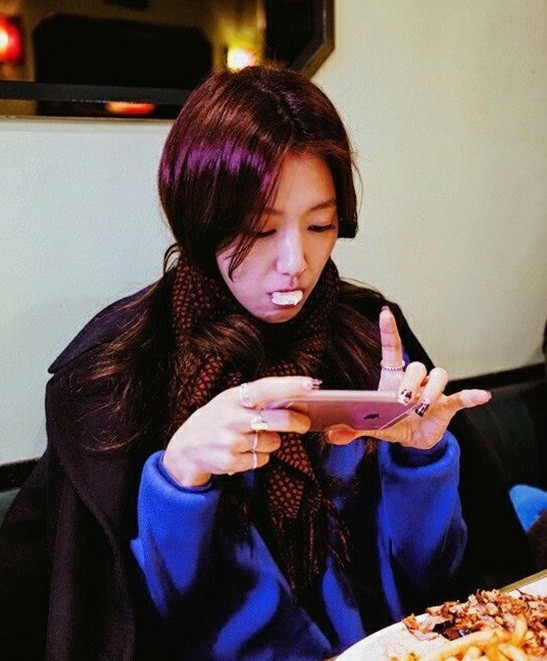 Cô nàng diễn viên 28 tuổi nhí nhảnh cùng kiểu tóc buộc hai bên như nữ sinh.