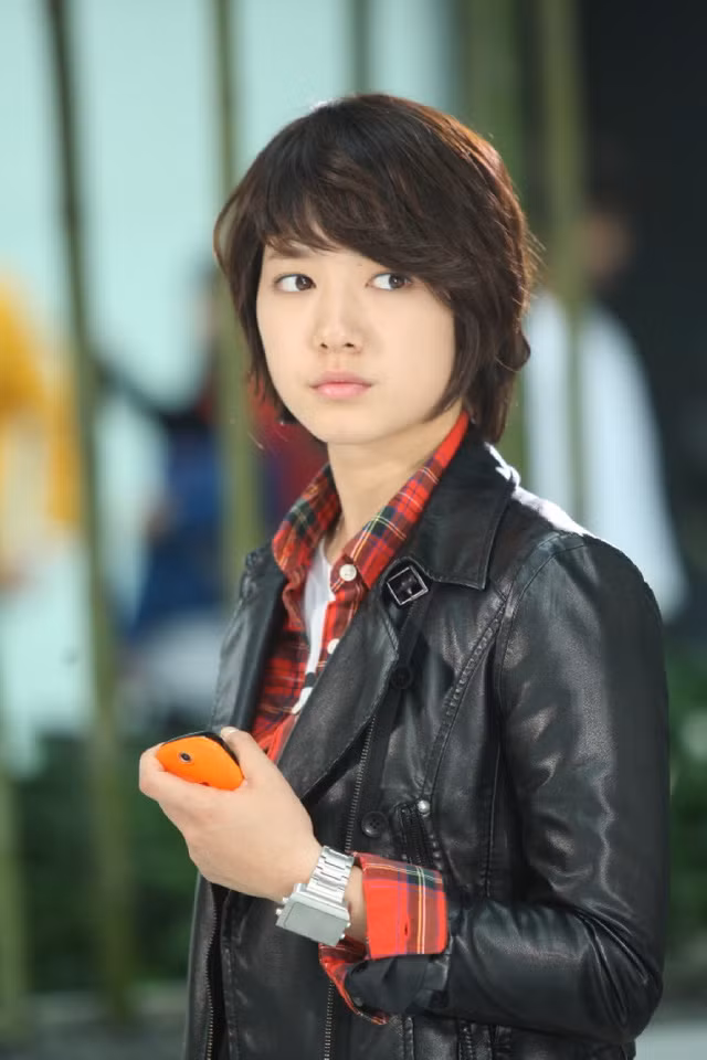 Park Shin Hye đã tạo nên trào lưu tóc tém tỉa layer cực hot qua vai diễn Go Mi Nam cá tính trong phim You're beautiful.