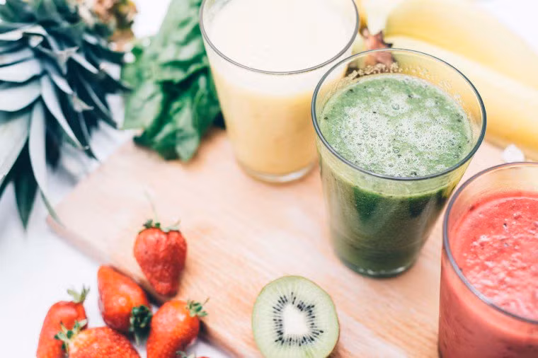 Nước ép trái cây cung cấp chủ yếu là đường và nếu bạn quá nhiều đường sẽ không tốt cho sức khỏe. Tuy nhiên, cũng có một số loại trái cây có hàm lượng đường thấp nhất là chanh, dâu tây, đu đủ và dưa hấu. Vì vậy, nếu bạn muốn có nước ép trái cây, bạn có thể chọn các loại trái cây này.