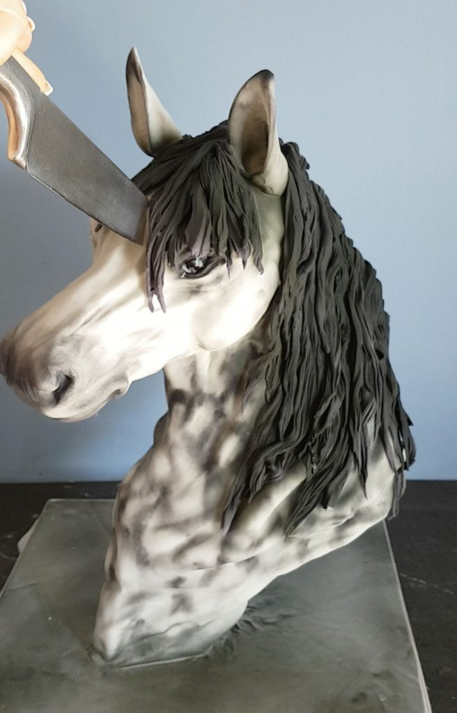 Một chiếc bánh hình đầu ngựa giống như tạc tượng.