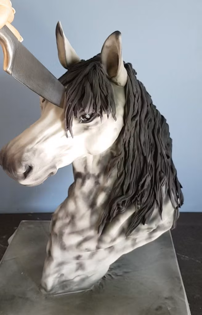 Một chiếc bánh hình đầu ngựa giống như tạc tượng.