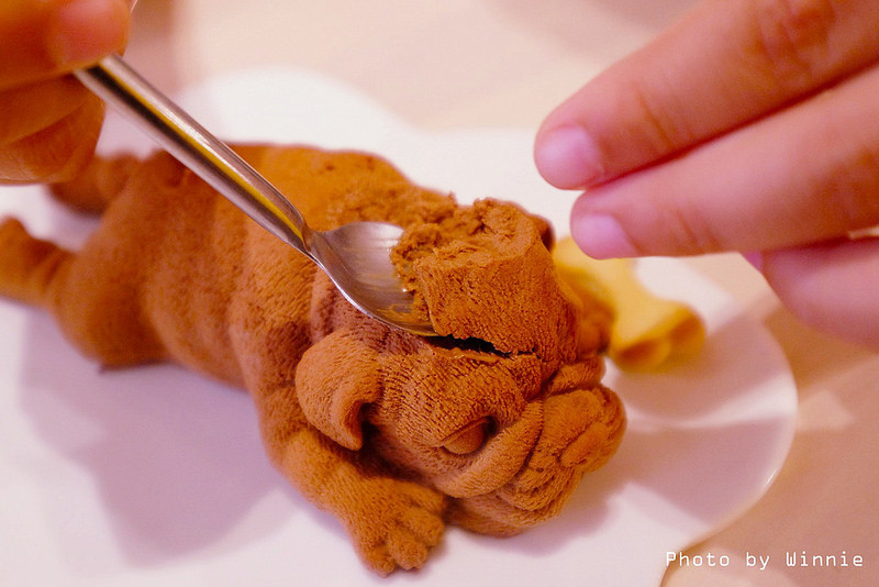 Ăn thử một miếng, bạn sẽ cảm nhận được vị ngọt mềm của nó tan trong miệng.