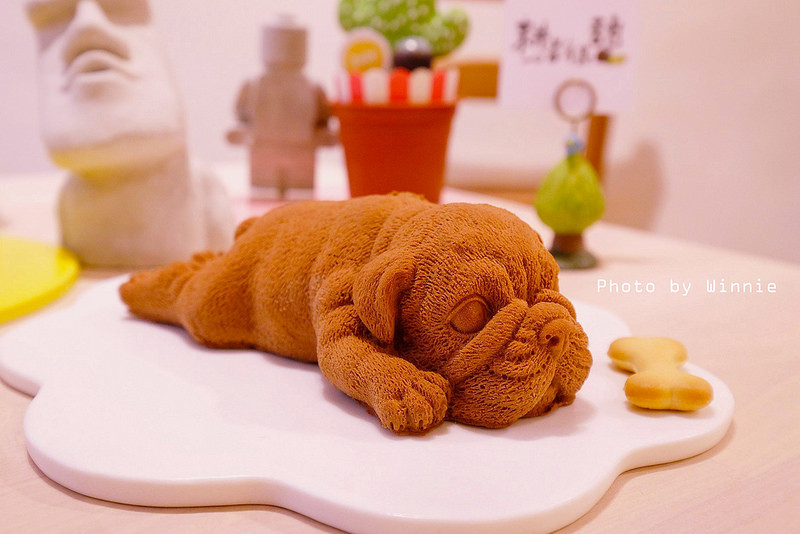 Thoạt nhìn, nhiều người sẽ lầm tưởng đây là một chú cún con đang nằm ngủ. Nhưng thực tế đây lại là một chiếc bánh kem hình con vật. 