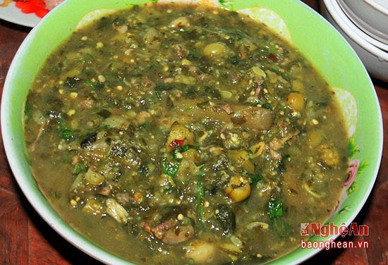 Người đồng bào miền cao tinh tế chế biến ra nhiều món khác nhau như chuột xào sả ớt, nướng… nhưng vẫn được ưa thích nhất là nậm nhoọc. Đây là món súp thịt chuột nấu với cà, lá rau rừng, các loại gia vị vùng cao, đun trong thời gian lâu để nhừ, tan nhuyễn. Ảnh: Báo Nghệ An.