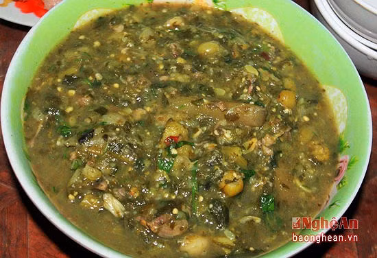 Người đồng bào miền cao tinh tế chế biến ra nhiều món khác nhau như chuột xào sả ớt, nướng… nhưng vẫn được ưa thích nhất là nậm nhoọc. Đây là món súp thịt chuột nấu với cà, lá rau rừng, các loại gia vị vùng cao, đun trong thời gian lâu để nhừ, tan nhuyễn. Ảnh: Báo Nghệ An.