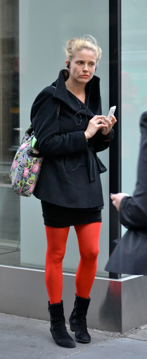 Chọn legging xanh đỏ hay ánh kim lấp lánh đều dễ biến bạn thành thảm họa thời trang.