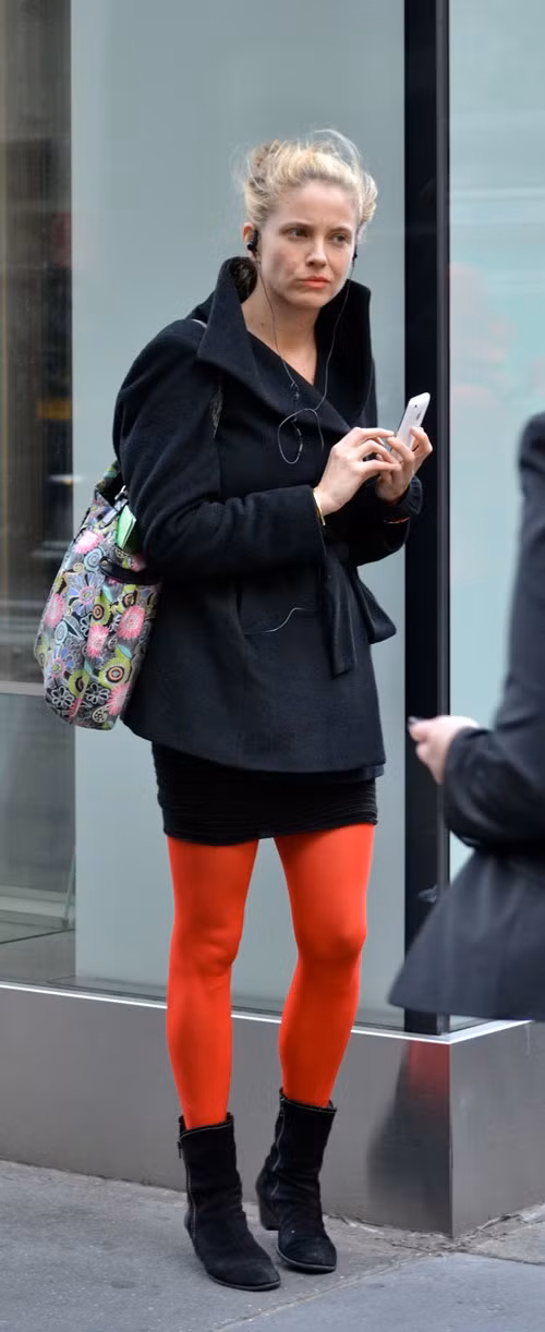 Chọn legging xanh đỏ hay ánh kim lấp lánh đều dễ biến bạn thành thảm họa thời trang.