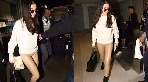 Selena Gomez khiến fan hâm mộ và giới thời trang sốc khi cô diện chiếc quần legging màu da "mặc như không mặc".