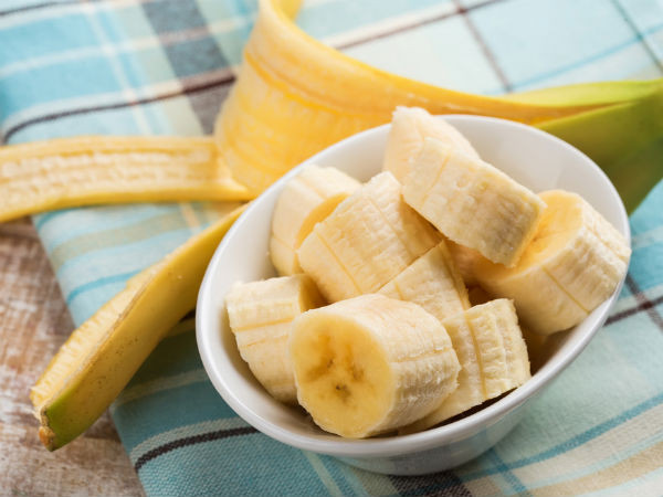 Mặt nạ nha đam và chuối: Chuối giàu chất chống oxy hóa giúp làn da trẻ hóa, mềm mịn. Đầu tiên, nghiền nhuyễn nửa quả chuối chín, trộn đều cùng 2 muỗng canh mật ong và 2 muỗng canh gel nha đam. Lấy hỗn hợp thoa đều lên khắp khuôn mặt, thư giãn trong 30 phút. Rửa sạch bằng nước ấm.