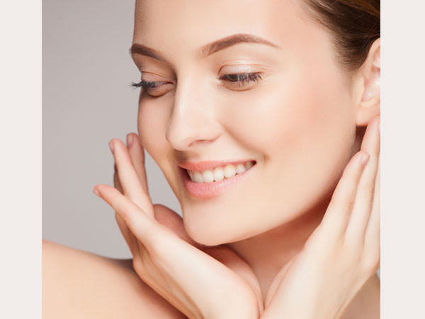 Với các công thức mặt nạ trắng da từ nha đam và một số nguyên liệu thiên nhiên trên, bạn sẽ cải thiện đáng kể tông màu da và đẩy lùi da xỉn màu, mụn, lão hóa. Ảnh: Boldsky.