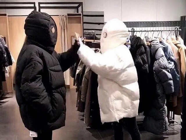 Kiểu áo phao độc đáo này đang sốt xình xịch trên mạng xã hội và được mọi người ráo riết lùng mua để mặc chống rét.