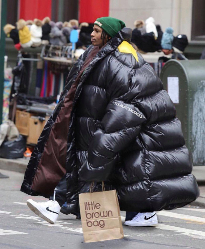 Kiểu áo phao ngoại cỡ chùm kín chân.