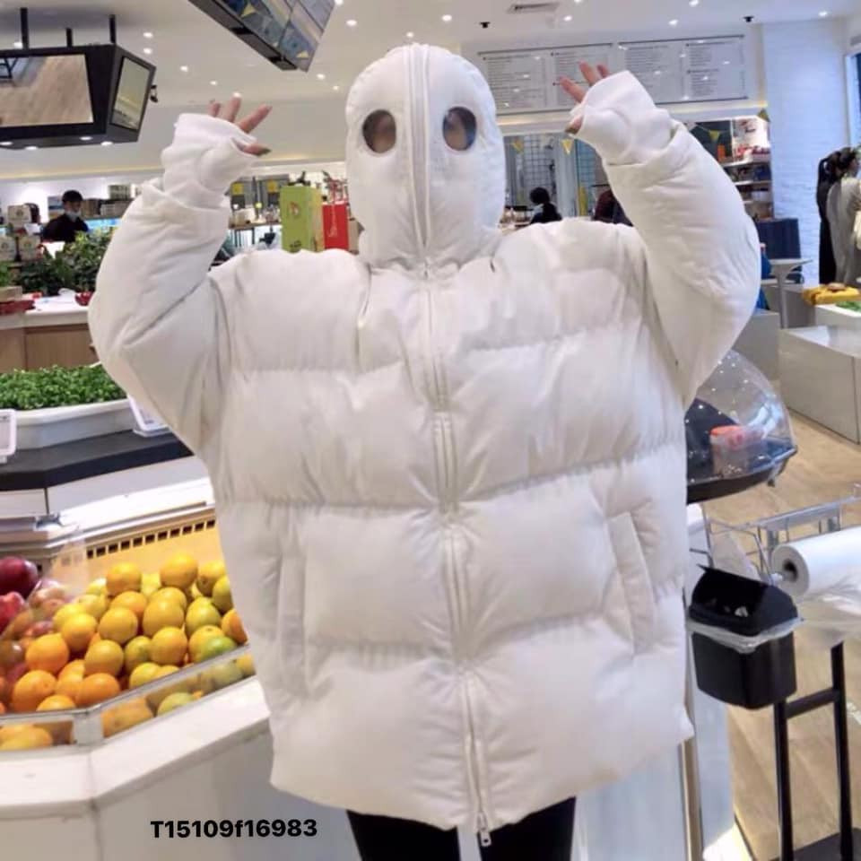 Các shop online cũng cho biết, mẫu áo này hiện có hai màu chính là đen và trắng, nhưng hàng không có sẵn, khách muốn mua phải đặt hàng trước từ 7 ngày cho tới 10 ngày.