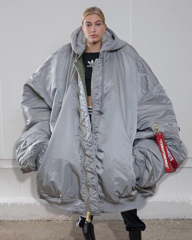 Với kiểu áo ngoại cỡ này, bạn không còn sợ cái lạnh mùa đông nữa. Ảnh: Internet.