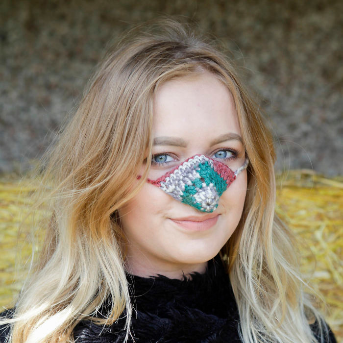 Những chiếc khẩu trang giữ ấm mũi của ông đều được làm thủ công bằng tay và được bán trên toàn cầu.