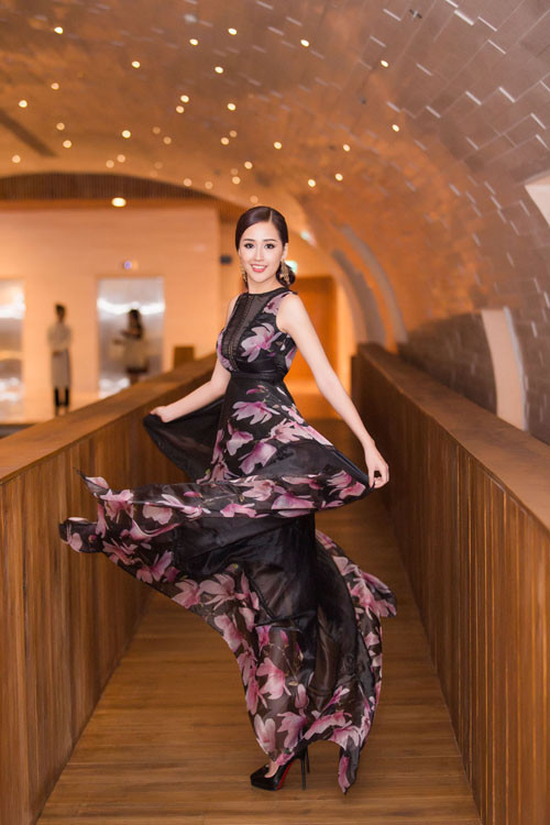 Đôi khi, cô cũng chọn phong cách thời trang nhẹ nhàng và xinh đẹp như công chúa.