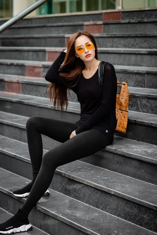 Khác hẳn với đi sự kiện, ngoài đời thường, người đẹp lại chuộng phong cách thời trang nhẹ nhàng, thanh lịch xuống phố, khoe chân dài miên man.