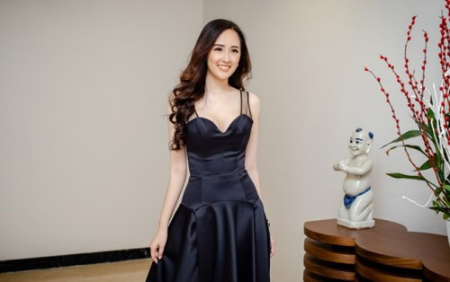 Chọn trang phục không quá hở hang, cũng không cầu kỳ, nét gợi cảm tỏa ra từ chính thần thái của Mai Phương Thúy đã chinh phục ánh nhìn của khán giả..