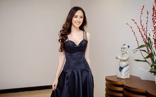 Chọn trang phục không quá hở hang, cũng không cầu kỳ, nét gợi cảm tỏa ra từ chính thần thái của Mai Phương Thúy đã chinh phục ánh nhìn của khán giả..