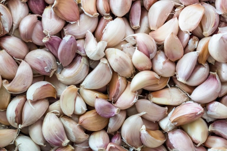 Tỏi: Đây là thực phẩm hầu như luôn được nấu chín. Tuy nhiên, giống như hành tây, tỏi chứa allicin phytonutrient nên ăn dưới dạng thô tốt hơn là nấu chín.