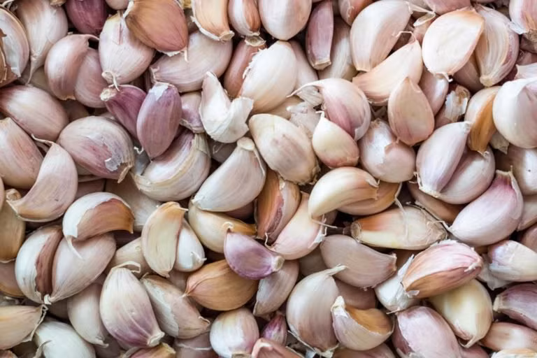 Tỏi: Đây là thực phẩm hầu như luôn được nấu chín. Tuy nhiên, giống như hành tây, tỏi chứa allicin phytonutrient nên ăn dưới dạng thô tốt hơn là nấu chín.