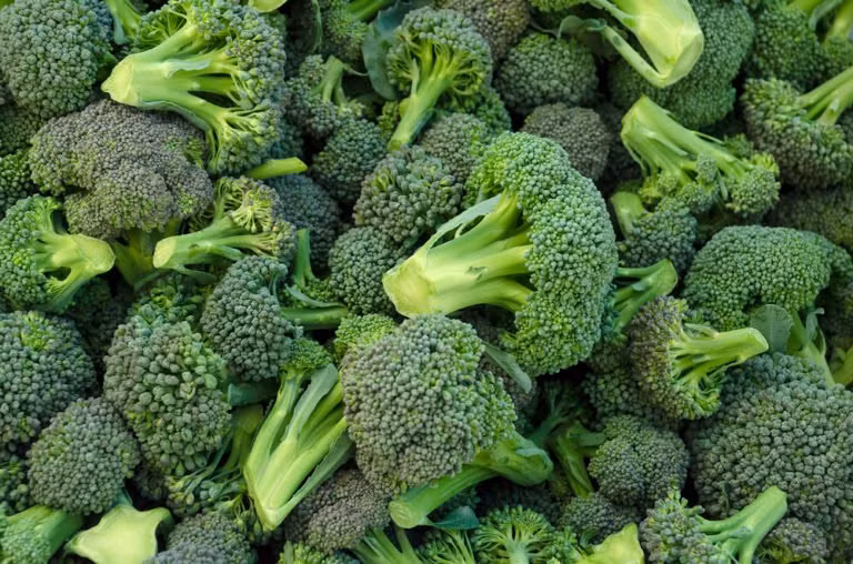 Bông cải xanh chứa nhiều sulforaphane, hợp chất chống lại tế bào ung thư, hạ huyết áp, cải thiện sức khỏe tim mạch... Nghiên cứu chỉ ra, những người ăn sống bông cải xanh có hàm lượng sulforaphane cao hơn khi tiêu thụ chúng ở dạng chín.