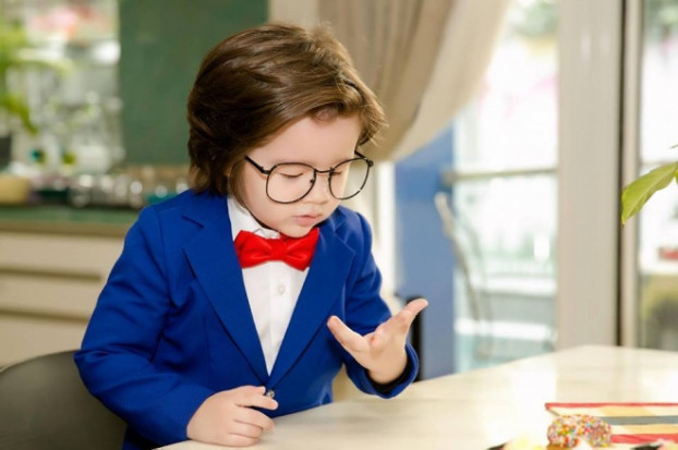 Chàng "soái ca nhí" nay đã 3 tuổi, còn chị gái Cadie Mộc Trà được 4,5 tuổi. Elly Trần từng hé lộ về con trai rằng bé có sở thích chơi thể thao, cá tính nổi bật là vui tính, tháo vát, lịch sự. Cựu hot girl cũng gây bất ngờ khi cho biết cậu bé có "siêu năng lực" là tự học hiệu quả nhanh.