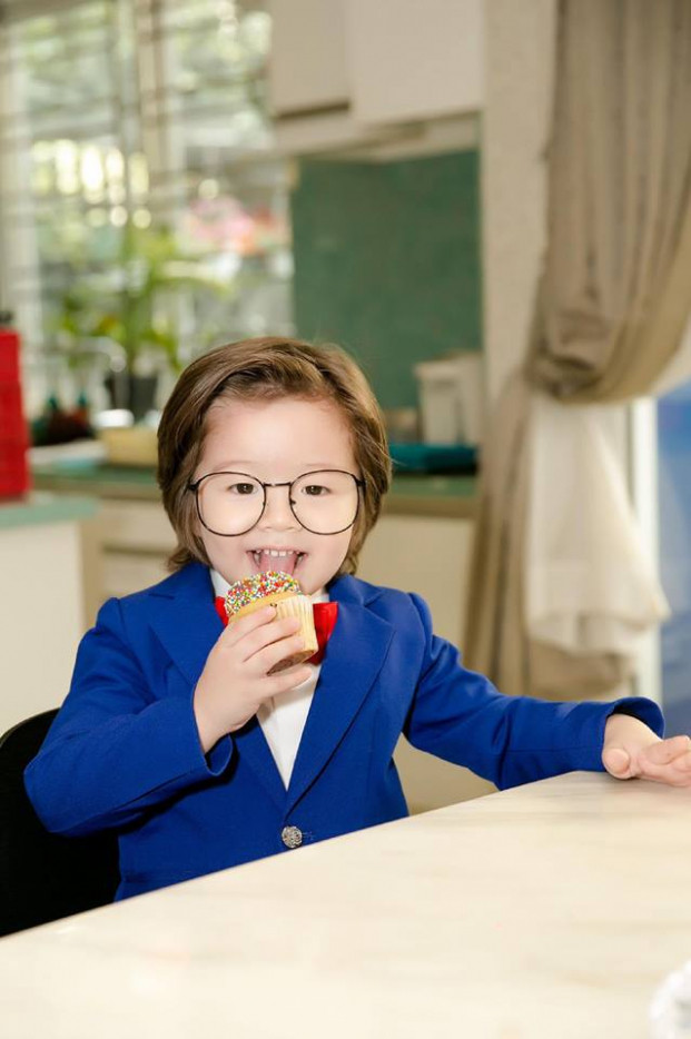 Mặc bộ vest xanh, nơ đỏ, đeo kính, bé Alfie Túc Mạch - con trai Elly Trần hóa thân thành "thám tử lừng danh Conan" cực đáng yêu.