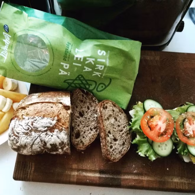 Bánh mỳ dế: Để làm những một bánh mỳ kiểu này, họ cần có 70 con dế. Loại bánh côn trùng này chứa nhiều protein hơn nhờ thịt dế. Có người cho rằng hương vị của món bánh mì này chẳng khác gì bánh thông thường.