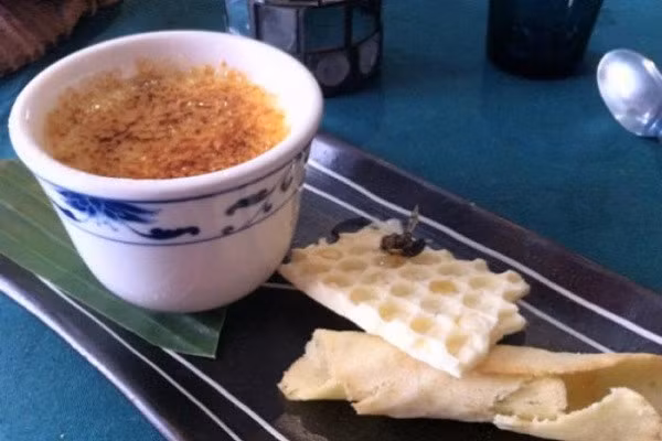 Kem brulee ong giòn: Với vị béo ngậy của kem brulee khiến ai cũng mê mẩn, nhưng không phải ai cũng đủ can đảm để nếm thử món kem brulee cùng một chú ong chiên giòn như món ăn nổi tiếng tại nhà hàng ở London (Anh). Cốc kem sẽ kèm một tổ ong làm từ sô cô la trắng, và một chú ong thật sự.