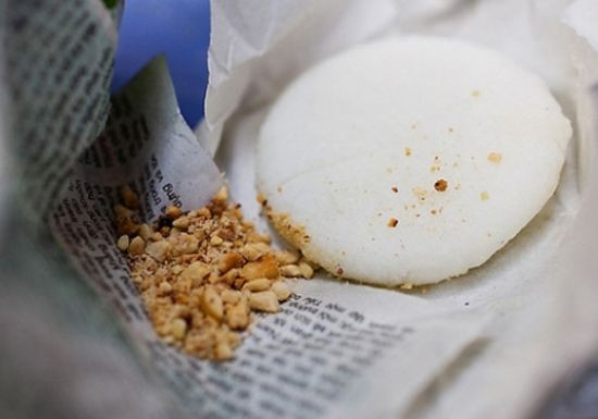 Có lần, vợ cầu thủ Văn Quyết làm các món ăn gửi cho chồng và các đồng đội khi đi thi đấu, trong đó có muối vừng. Cũng trong dịp đưa học trò sang Indonesia dự Asiad 2018, vị HLV đã được học trò tặng món ăn này. Ông rất thích và ấn tượng với độ dễ ăn của cơm trắng muối vừng. Ảnh: Bao phu nu.