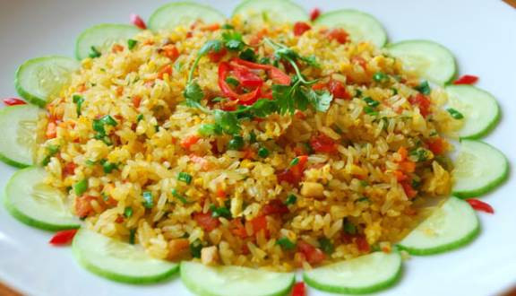 "Nếu có một bát nước mắm, tôi có thể ăn mọi thứ. Ngoài ra thì tôi cũng rất thích món cơm chiên." HLV Park Hang-seo cho biết. Ảnh: Foody.